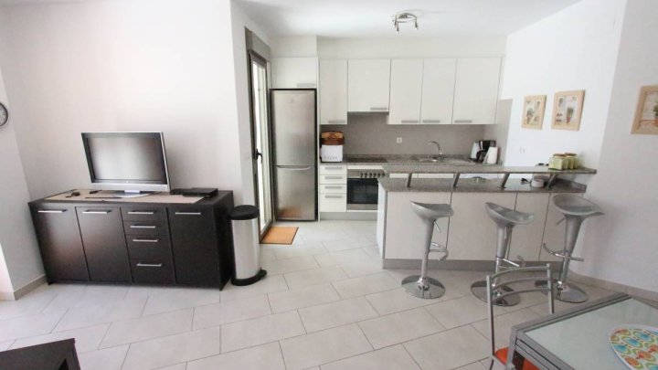 Erdgeschoss-Wohnung mit 1 Schlafzimmer, 1 Bad, sehr großer Terrasse und Gemeinschaftspool nur 400 m vom Strand