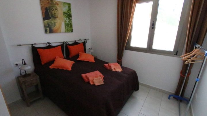 Erdgeschoss-Wohnung mit 1 Schlafzimmer, 1 Bad, sehr großer Terrasse und Gemeinschaftspool nur 400 m vom Strand