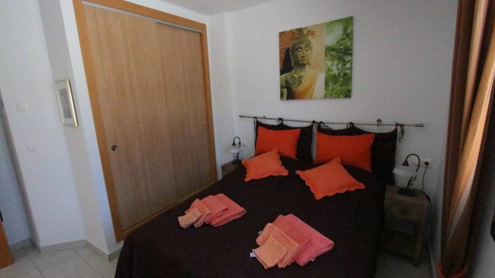 Erdgeschoss-Wohnung mit 1 Schlafzimmer, 1 Bad, sehr großer Terrasse und Gemeinschaftspool nur 400 m vom Strand
