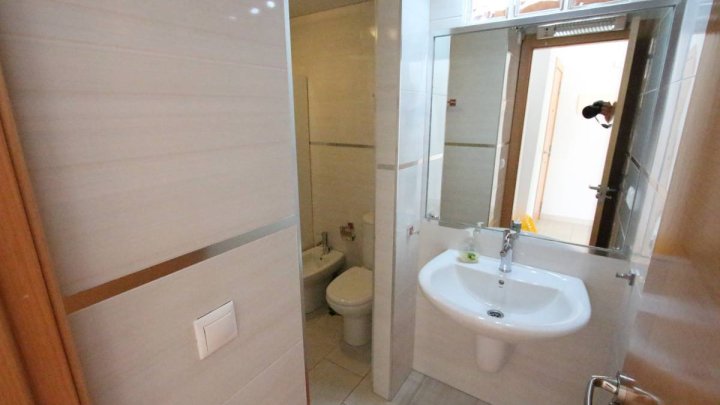 Erdgeschoss-Wohnung mit 1 Schlafzimmer, 1 Bad, sehr großer Terrasse und Gemeinschaftspool nur 400 m vom Strand