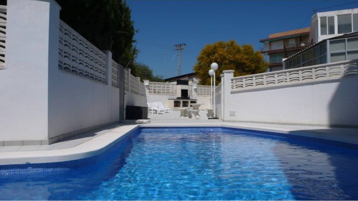 Erdgeschoss-Wohnung mit 1 Schlafzimmer, 1 Bad, sehr großer Terrasse und Gemeinschaftspool nur 400 m vom Strand