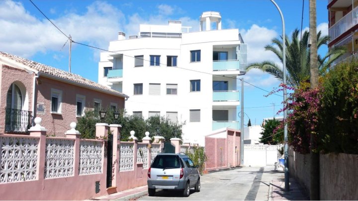 Erdgeschoss-Wohnung mit 1 Schlafzimmer, 1 Bad, sehr großer Terrasse und Gemeinschaftspool nur 400 m vom Strand