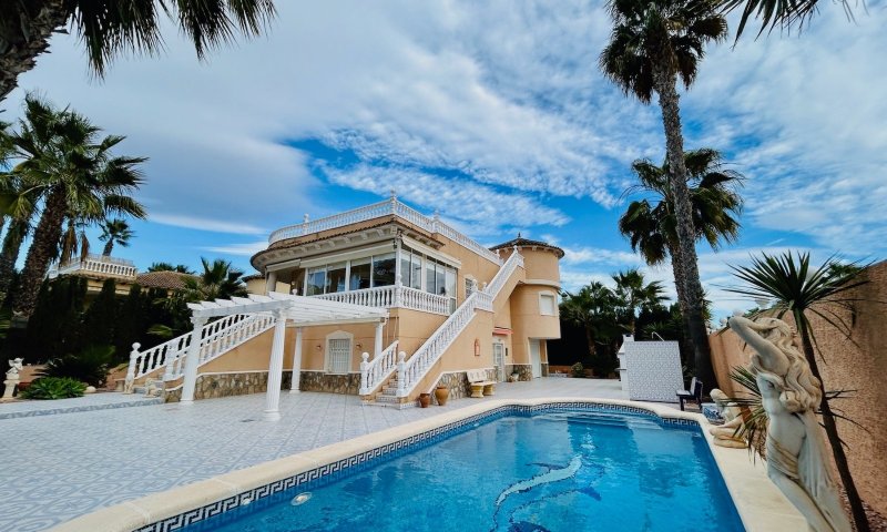 Wunderschöne Villa mit 4 Schlafzimmern, 2 Bädern, Dachterrasse, Privatpool und Garage