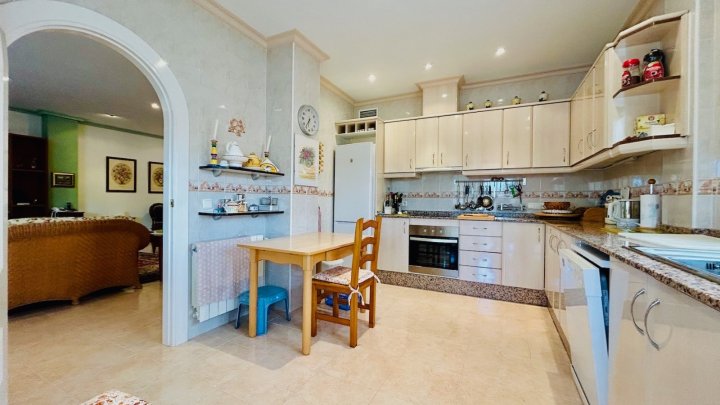 Wunderschöne Villa mit 4 Schlafzimmern, 2 Bädern, Dachterrasse, Privatpool und Garage