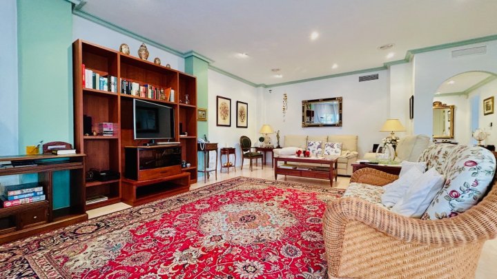 Wunderschöne Villa mit 4 Schlafzimmern, 2 Bädern, Dachterrasse, Privatpool und Garage