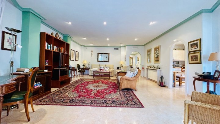Wunderschöne Villa mit 4 Schlafzimmern, 2 Bädern, Dachterrasse, Privatpool und Garage