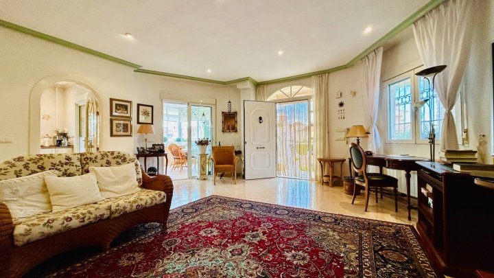 Wunderschöne Villa mit 4 Schlafzimmern, 2 Bädern, Dachterrasse, Privatpool und Garage