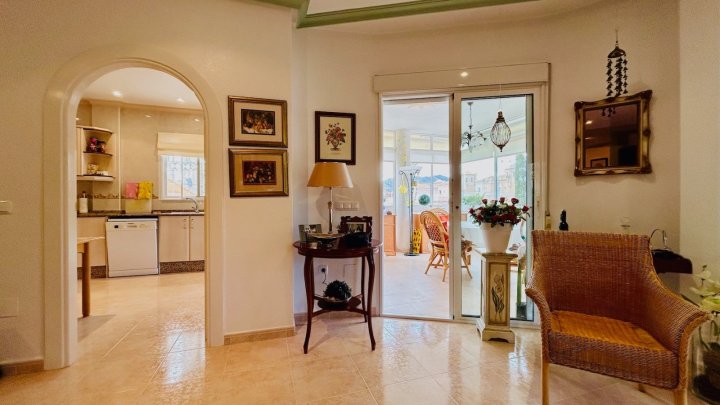 Wunderschöne Villa mit 4 Schlafzimmern, 2 Bädern, Dachterrasse, Privatpool und Garage