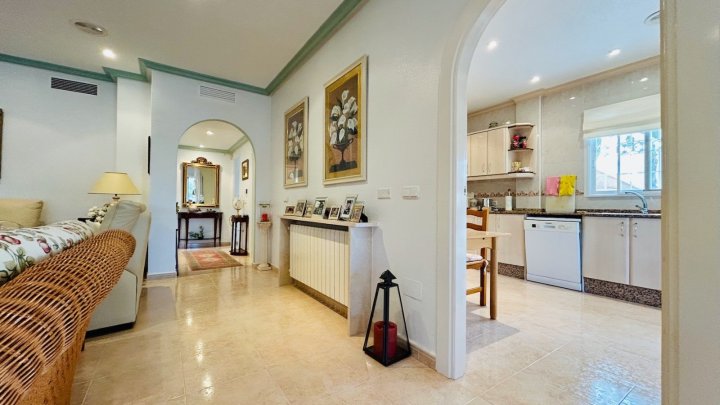 Wunderschöne Villa mit 4 Schlafzimmern, 2 Bädern, Dachterrasse, Privatpool und Garage