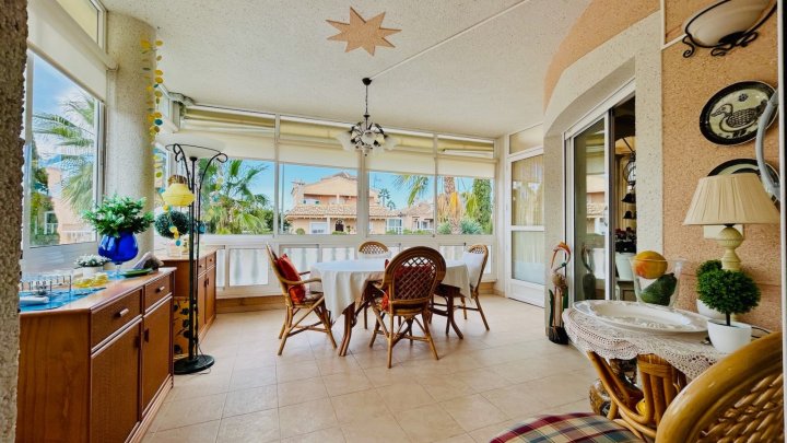 Wunderschöne Villa mit 4 Schlafzimmern, 2 Bädern, Dachterrasse, Privatpool und Garage