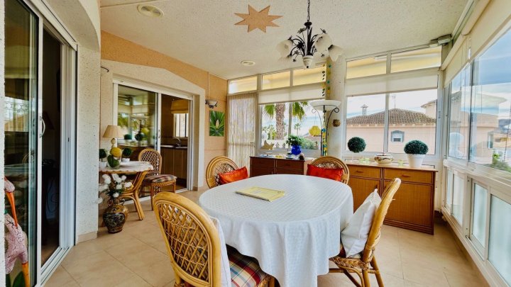 Wunderschöne Villa mit 4 Schlafzimmern, 2 Bädern, Dachterrasse, Privatpool und Garage