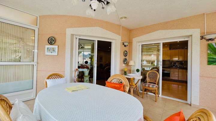 Wunderschöne Villa mit 4 Schlafzimmern, 2 Bädern, Dachterrasse, Privatpool und Garage
