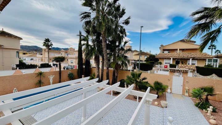 Wunderschöne Villa mit 4 Schlafzimmern, 2 Bädern, Dachterrasse, Privatpool und Garage