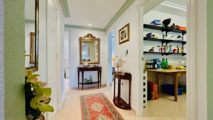 Wunderschöne Villa mit 4 Schlafzimmern, 2 Bädern, Dachterrasse, Privatpool und Garage