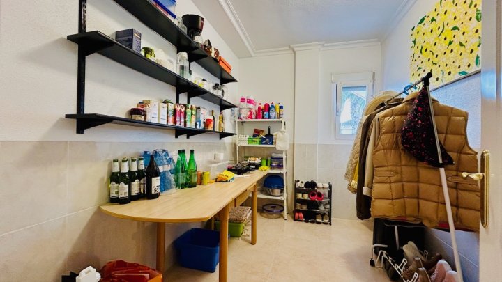 Wunderschöne Villa mit 4 Schlafzimmern, 2 Bädern, Dachterrasse, Privatpool und Garage