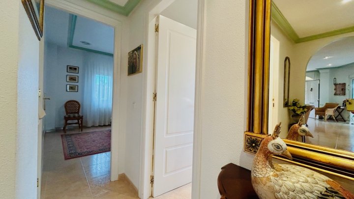Wunderschöne Villa mit 4 Schlafzimmern, 2 Bädern, Dachterrasse, Privatpool und Garage