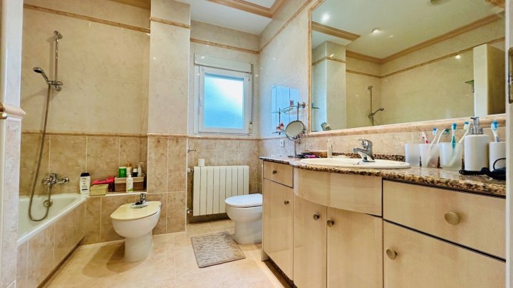 Wunderschöne Villa mit 4 Schlafzimmern, 2 Bädern, Dachterrasse, Privatpool und Garage