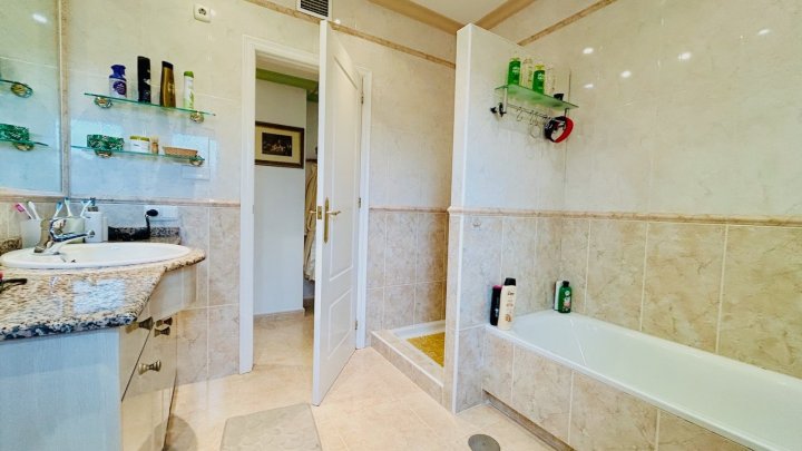 Wunderschöne Villa mit 4 Schlafzimmern, 2 Bädern, Dachterrasse, Privatpool und Garage