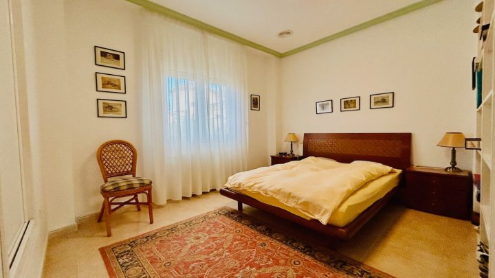 Wunderschöne Villa mit 4 Schlafzimmern, 2 Bädern, Dachterrasse, Privatpool und Garage