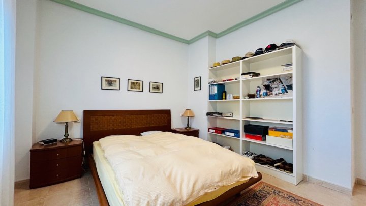 Wunderschöne Villa mit 4 Schlafzimmern, 2 Bädern, Dachterrasse, Privatpool und Garage