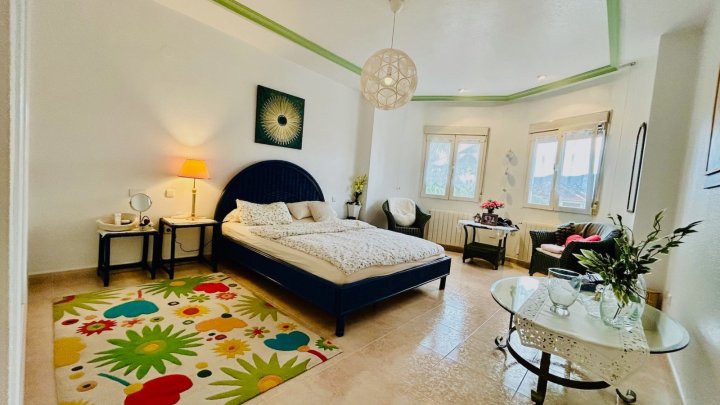 Wunderschöne Villa mit 4 Schlafzimmern, 2 Bädern, Dachterrasse, Privatpool und Garage
