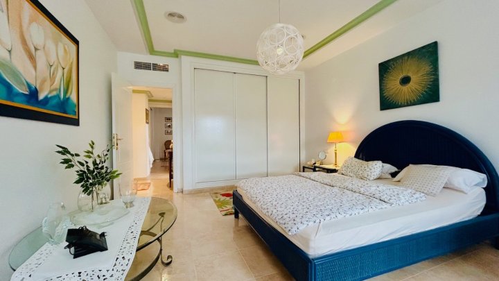 Wunderschöne Villa mit 4 Schlafzimmern, 2 Bädern, Dachterrasse, Privatpool und Garage