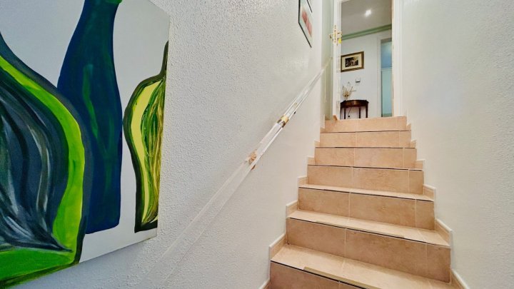 Wunderschöne Villa mit 4 Schlafzimmern, 2 Bädern, Dachterrasse, Privatpool und Garage