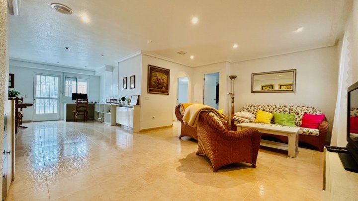 Wunderschöne Villa mit 4 Schlafzimmern, 2 Bädern, Dachterrasse, Privatpool und Garage