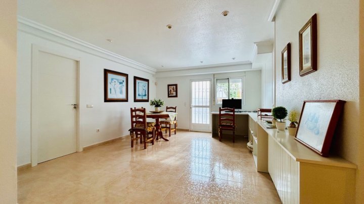 Wunderschöne Villa mit 4 Schlafzimmern, 2 Bädern, Dachterrasse, Privatpool und Garage