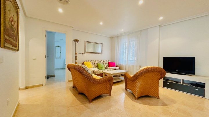 Wunderschöne Villa mit 4 Schlafzimmern, 2 Bädern, Dachterrasse, Privatpool und Garage