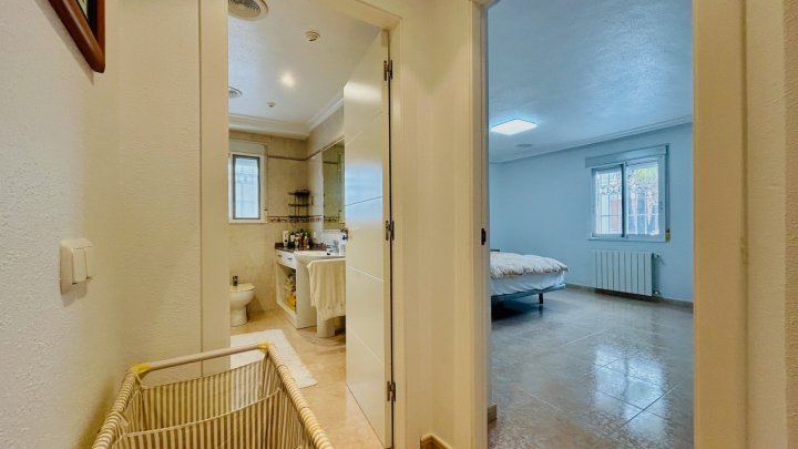 Wunderschöne Villa mit 4 Schlafzimmern, 2 Bädern, Dachterrasse, Privatpool und Garage