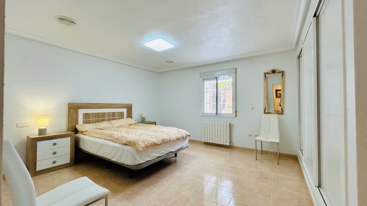Wunderschöne Villa mit 4 Schlafzimmern, 2 Bädern, Dachterrasse, Privatpool und Garage
