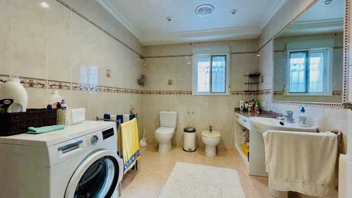 Wunderschöne Villa mit 4 Schlafzimmern, 2 Bädern, Dachterrasse, Privatpool und Garage