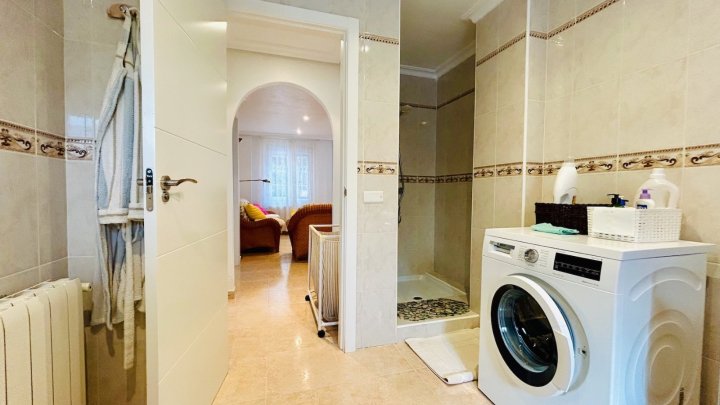 Wunderschöne Villa mit 4 Schlafzimmern, 2 Bädern, Dachterrasse, Privatpool und Garage