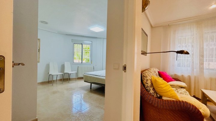 Wunderschöne Villa mit 4 Schlafzimmern, 2 Bädern, Dachterrasse, Privatpool und Garage
