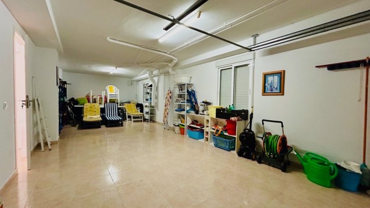 Wunderschöne Villa mit 4 Schlafzimmern, 2 Bädern, Dachterrasse, Privatpool und Garage