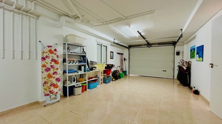Wunderschöne Villa mit 4 Schlafzimmern, 2 Bädern, Dachterrasse, Privatpool und Garage