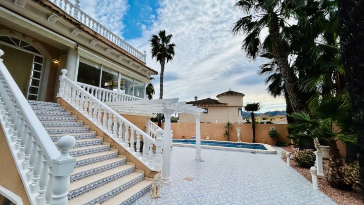 Wunderschöne Villa mit 4 Schlafzimmern, 2 Bädern, Dachterrasse, Privatpool und Garage