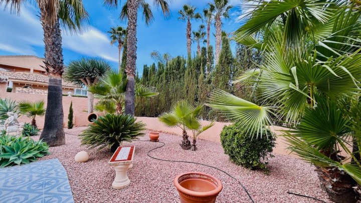 Wunderschöne Villa mit 4 Schlafzimmern, 2 Bädern, Dachterrasse, Privatpool und Garage