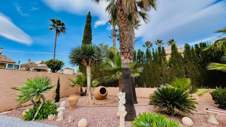 Wunderschöne Villa mit 4 Schlafzimmern, 2 Bädern, Dachterrasse, Privatpool und Garage