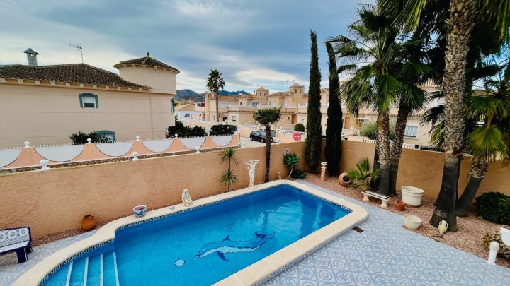 Wunderschöne Villa mit 4 Schlafzimmern, 2 Bädern, Dachterrasse, Privatpool und Garage