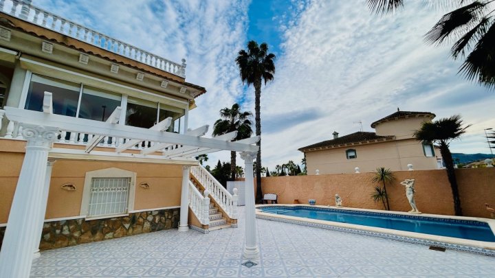 Wunderschöne Villa mit 4 Schlafzimmern, 2 Bädern, Dachterrasse, Privatpool und Garage