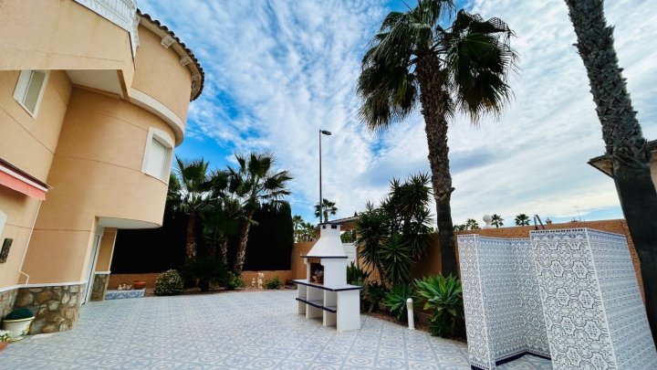 Wunderschöne Villa mit 4 Schlafzimmern, 2 Bädern, Dachterrasse, Privatpool und Garage