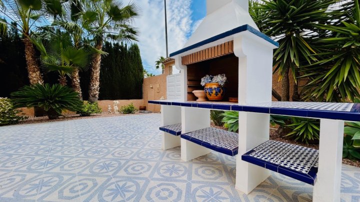 Wunderschöne Villa mit 4 Schlafzimmern, 2 Bädern, Dachterrasse, Privatpool und Garage