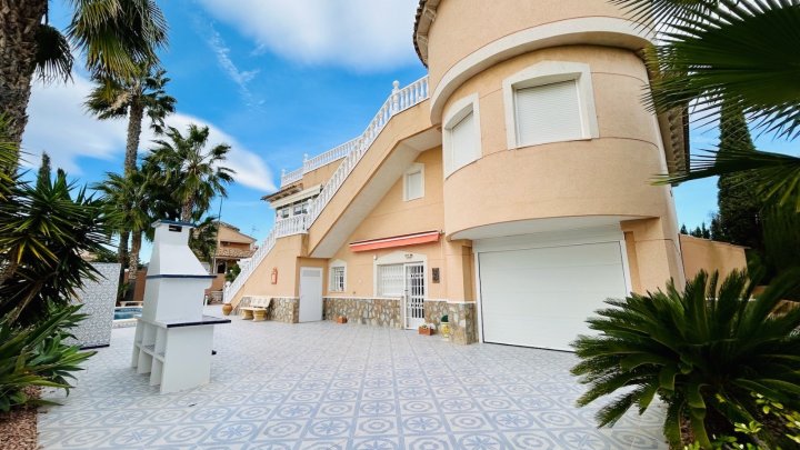 Wunderschöne Villa mit 4 Schlafzimmern, 2 Bädern, Dachterrasse, Privatpool und Garage