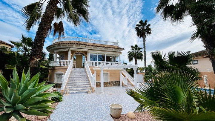 Wunderschöne Villa mit 4 Schlafzimmern, 2 Bädern, Dachterrasse, Privatpool und Garage