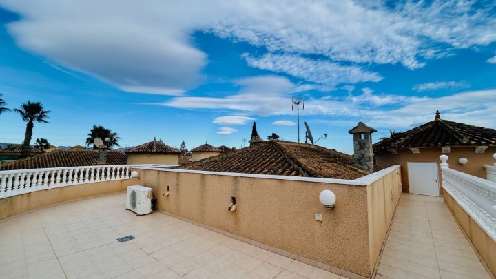 Wunderschöne Villa mit 4 Schlafzimmern, 2 Bädern, Dachterrasse, Privatpool und Garage