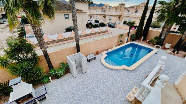 Wunderschöne Villa mit 4 Schlafzimmern, 2 Bädern, Dachterrasse, Privatpool und Garage