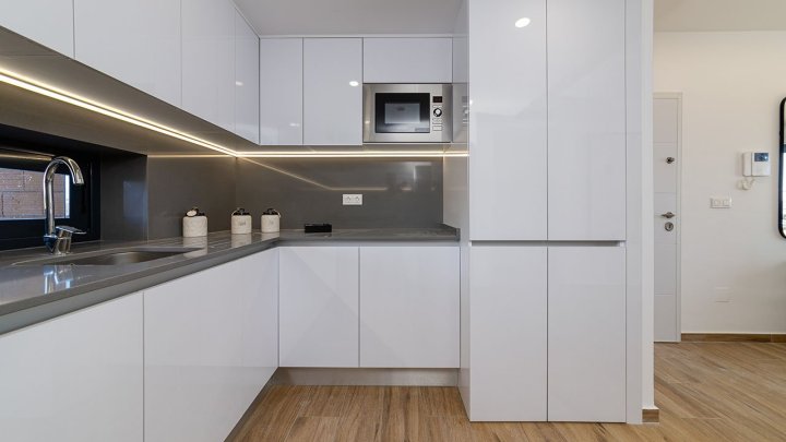 Komfortable Penthouse-Wohnungen mit 3 Schlafzimmern, 2 Bädern, Tiefgaragenstellplatz und Gemeinschaftspool Nähe Roda Golf & Beach Resort