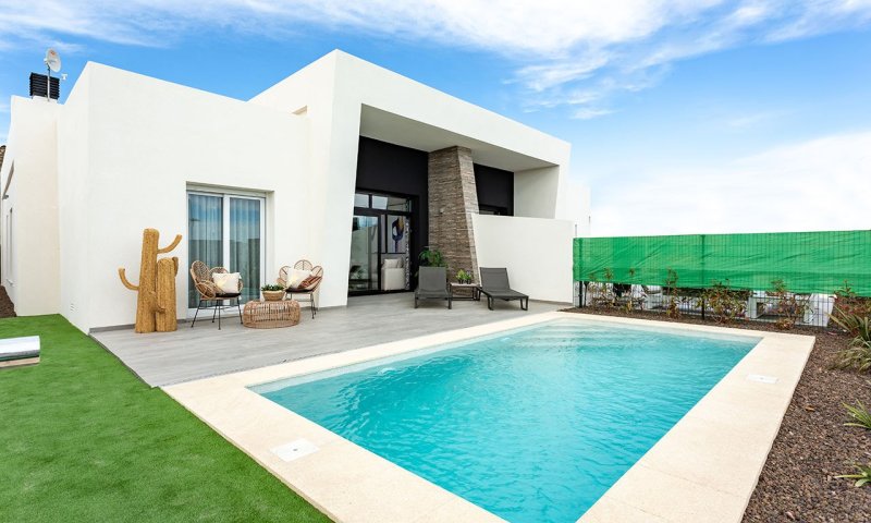 Doppelhaushälften mit 3 Schlafzimmern, 2 Bädern, Dachterrasse, Keller, Klimaanlage und Privatpool in der wunderschönen Golfanlage La Finca Resort